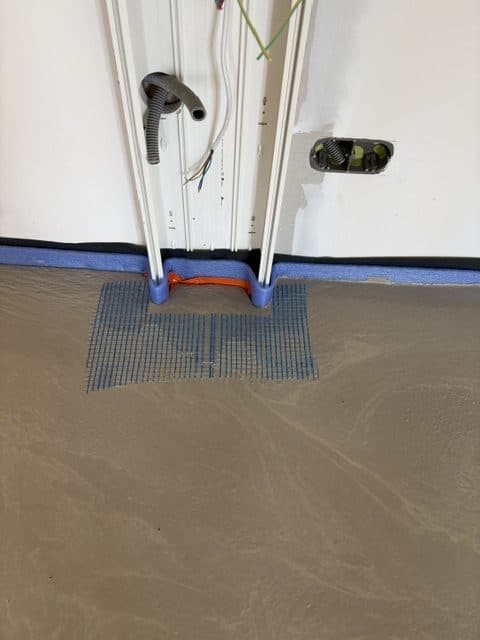 Coulage d'une chape liquide anhydrite sur un chantier