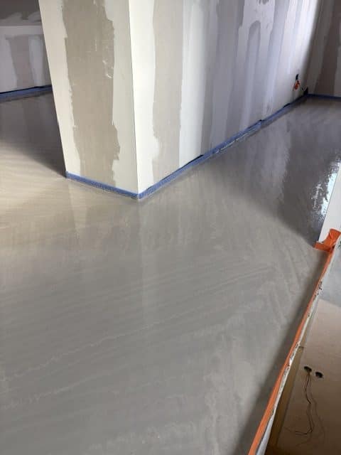 Chape liquide anhydrite coulée sur grande surface