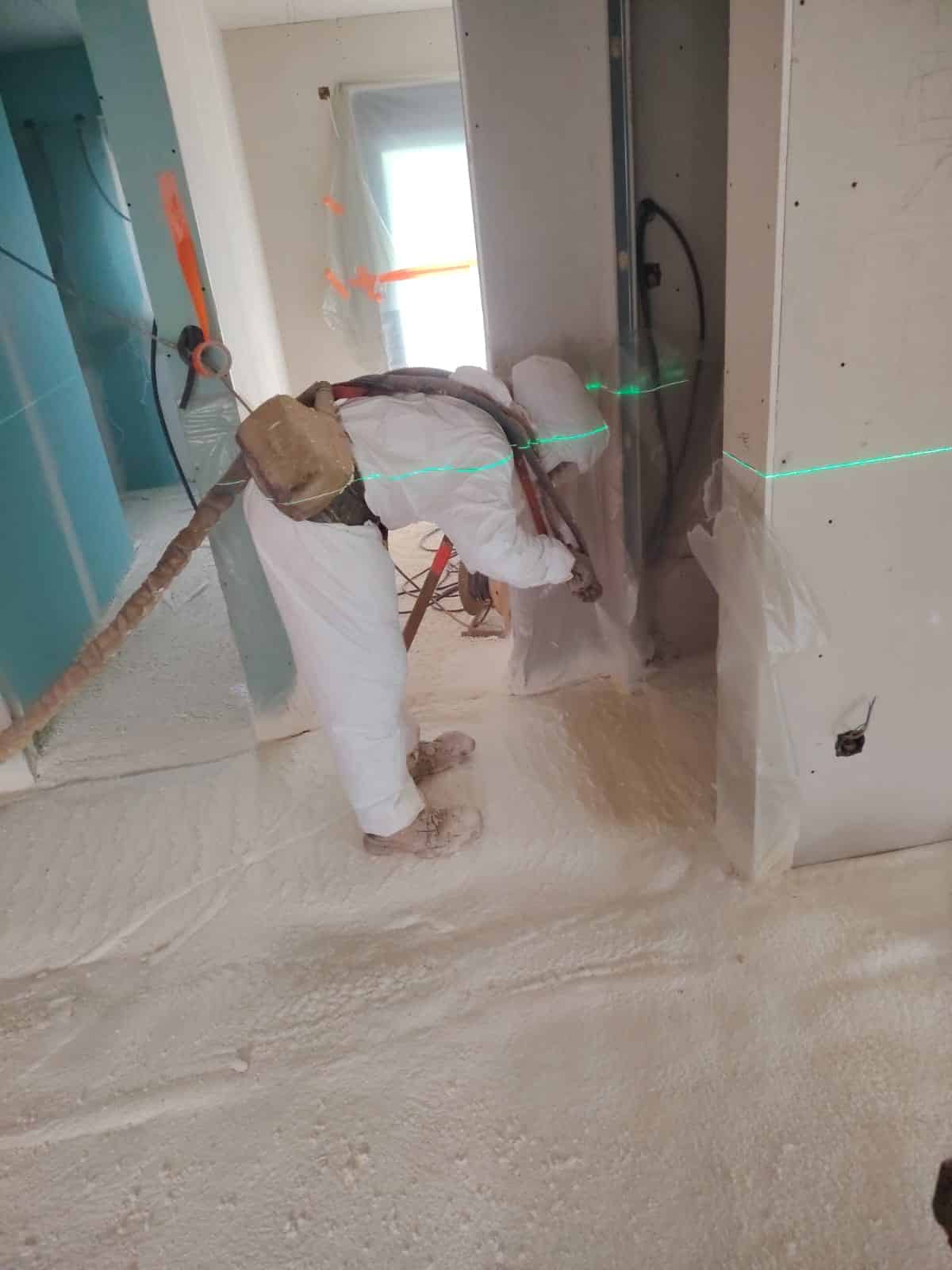 Application de mousse polyuréthane projetée sur un mur intérieur