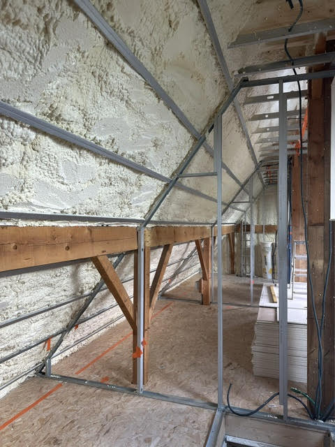 Mousse polyuréthane projetée sous les rampants de combles
